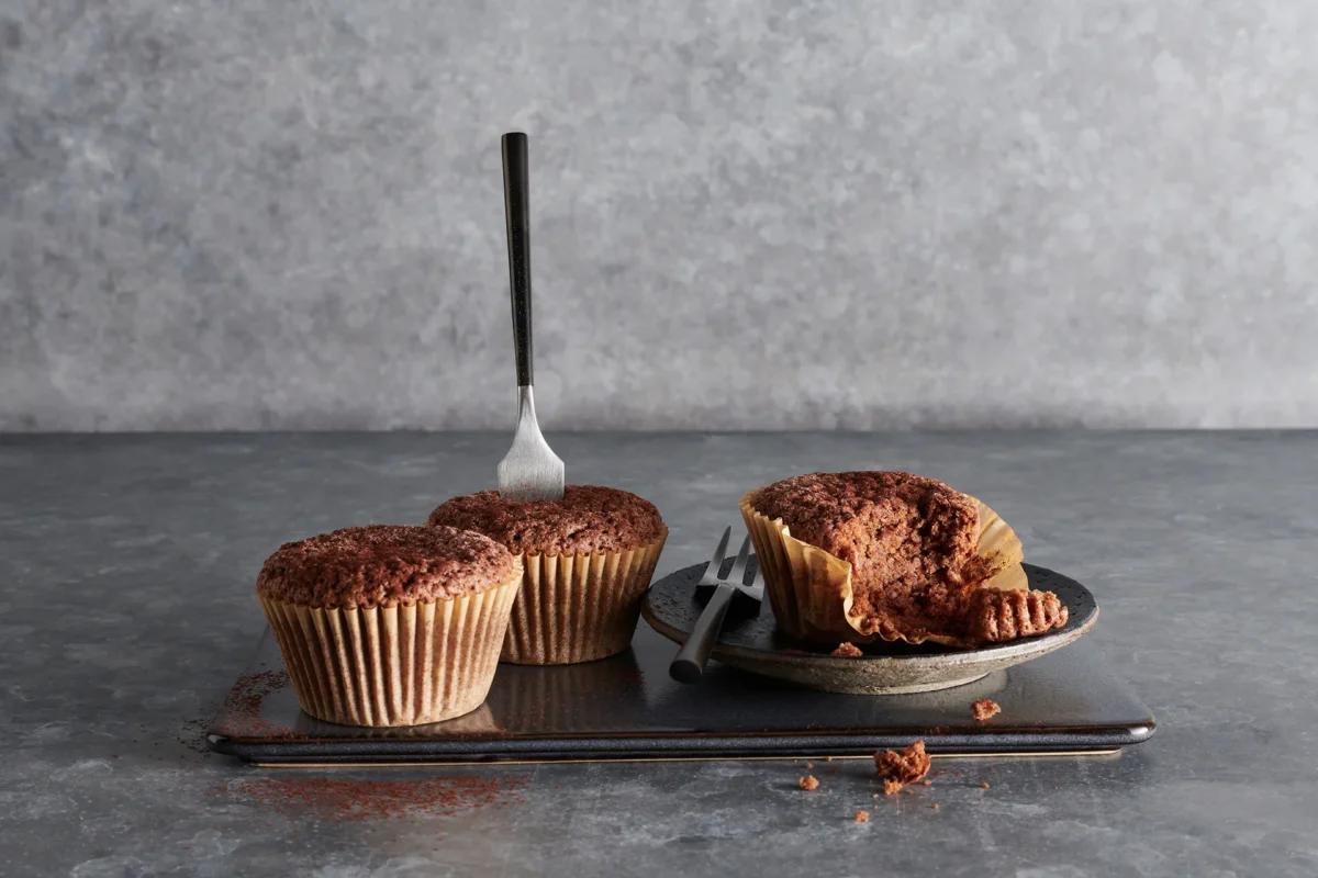 Marronimuffins. Das fertige Gericht schön angerichtet und fotografiert aus Vogelperspektive (Food Fotografie). Serviervorschlag, Original Tiptopf Rezept, aus dem bekanntesten Kochbuch der Schweiz