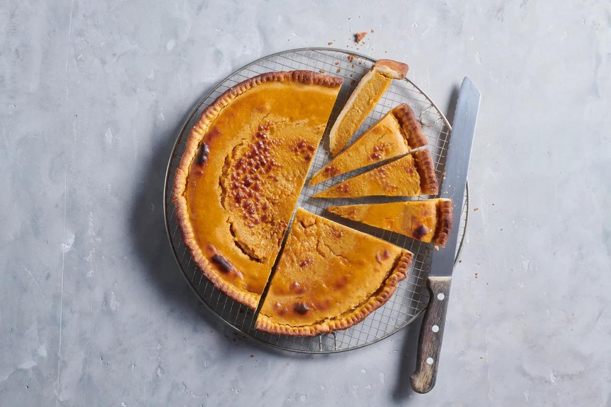 Kürbistarte. Das fertige Gericht schön angerichtet und fotografiert aus Vogelperspektive (Food Fotografie). Serviervorschlag, Original Tiptopf Rezept, aus dem bekanntesten Kochbuch der Schweiz