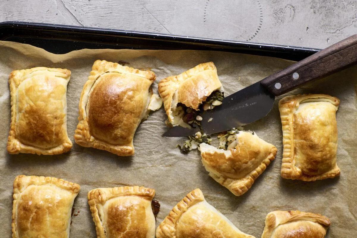 Empanadas mit Hüttenkäse und Spinat. Das fertige Gericht schön angerichtet und fotografiert aus Vogelperspektive (Food Fotografie). Serviervorschlag, Original Tiptopf Rezept, aus dem bekanntesten Kochbuch der Schweiz