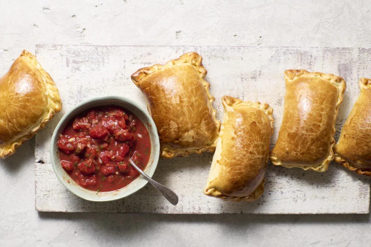 Empanadas. Das fertige Gericht schön angerichtet und fotografiert aus Vogelperspektive (Food Fotografie). Serviervorschlag, Original Tiptopf Rezept, aus dem bekanntesten Kochbuch der Schweiz