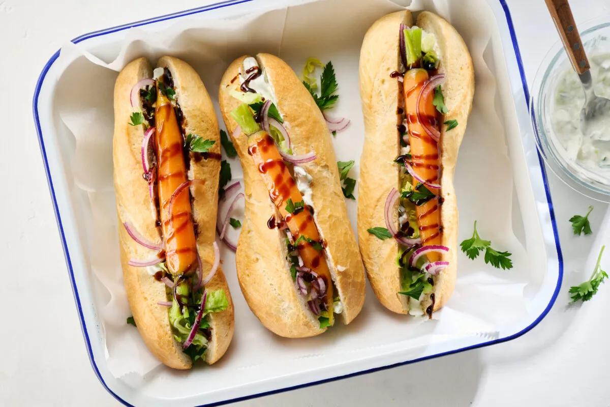 Hotdog mit Rüebli. Das fertige Gericht schön angerichtet und fotografiert aus Vogelperspektive (Food Fotografie). Serviervorschlag, Original Tiptopf Rezept, aus dem bekanntesten Kochbuch der Schweiz