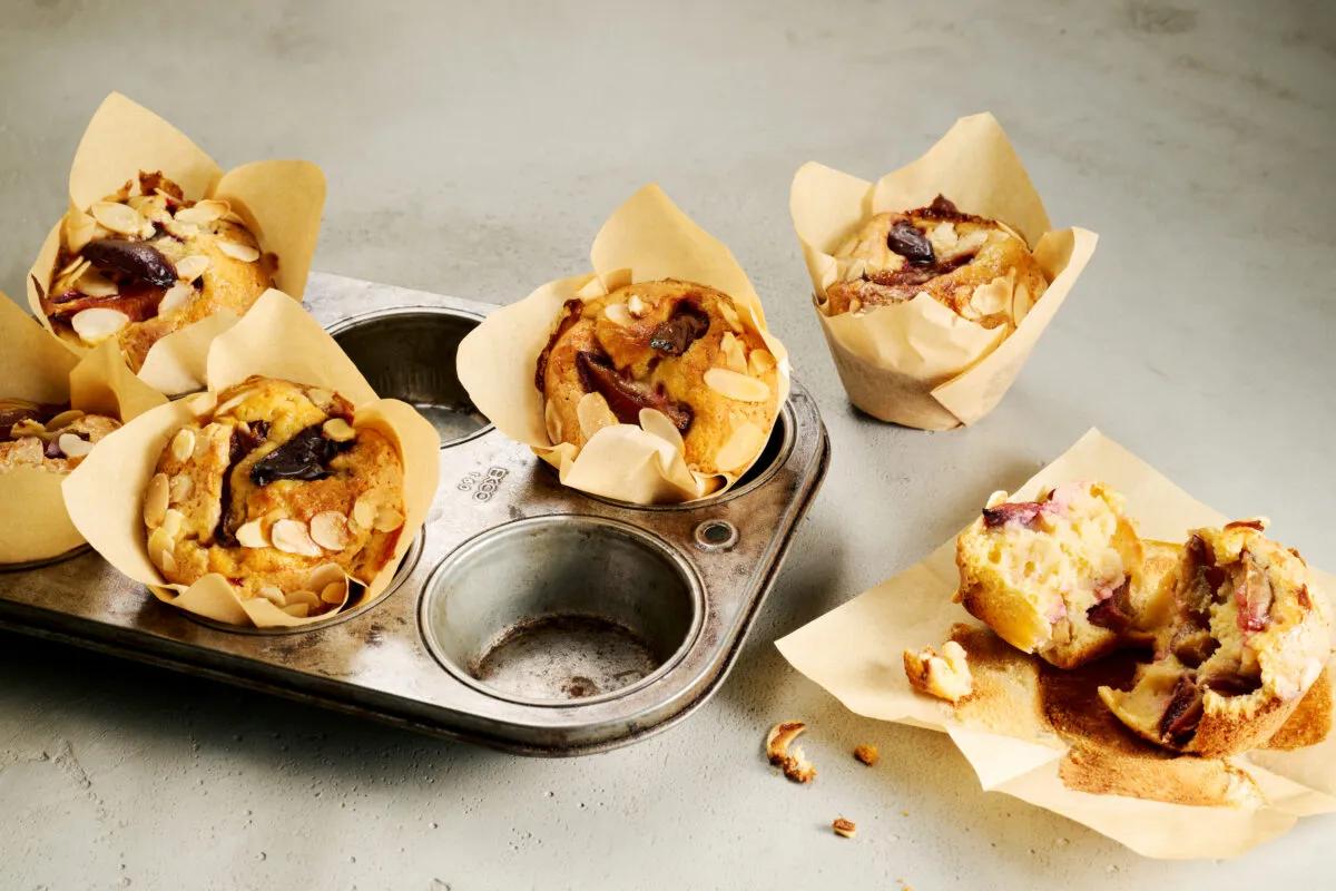 Zwetschgenmuffins. Das fertige Gericht schön angerichtet und fotografiert aus Vogelperspektive (Food Fotografie). Serviervorschlag, Original Tiptopf Rezept, aus dem bekanntesten Kochbuch der Schweiz