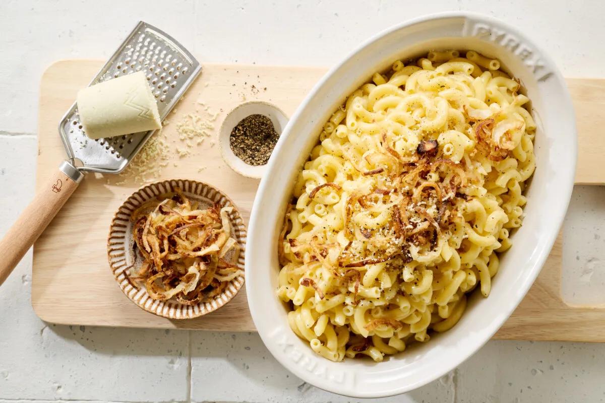 Zigerhörnli. Das fertige Gericht schön angerichtet und fotografiert aus Vogelperspektive (Food Fotografie). Serviervorschlag, Original Tiptopf Rezept, aus dem bekanntesten Kochbuch der Schweiz