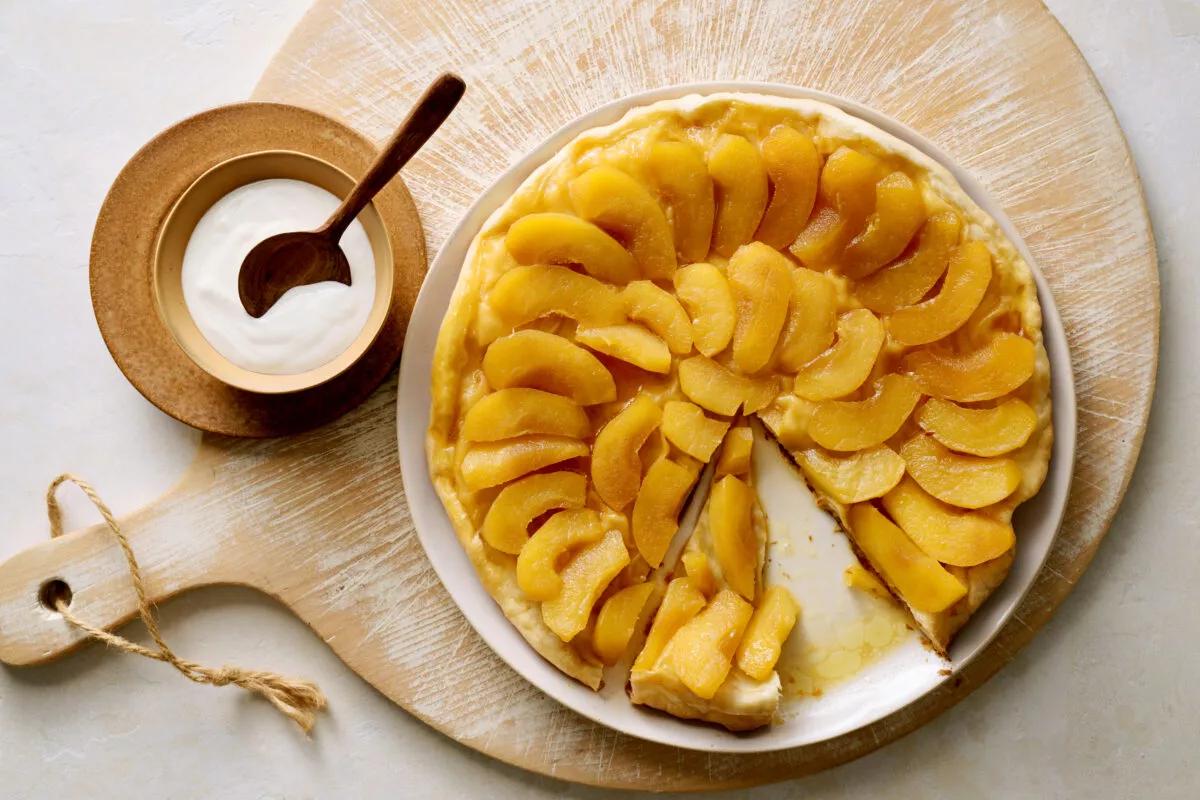 Tarte Tatin. Das fertige Gericht schön angerichtet und fotografiert aus Vogelperspektive (Food Fotografie). Serviervorschlag, Original Tiptopf Rezept, aus dem bekanntesten Kochbuch der Schweiz