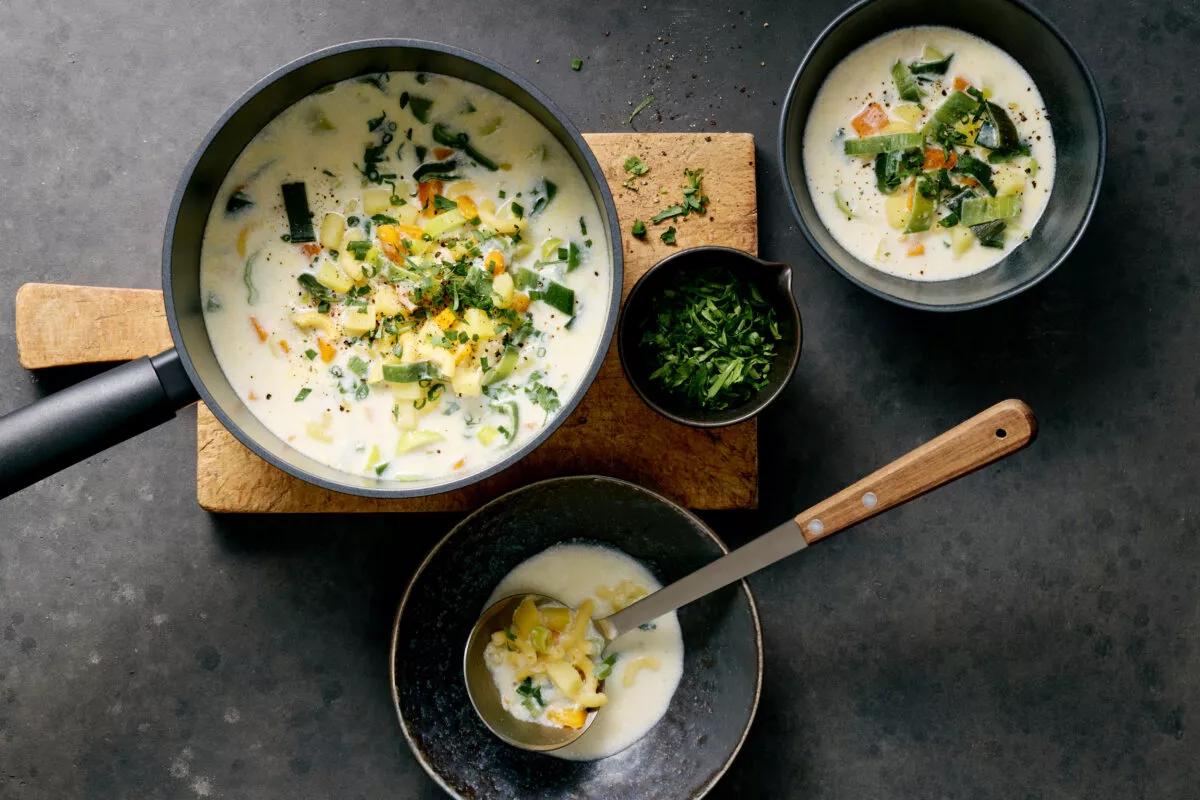 Freiburger Hüttensuppe. Das fertige Gericht schön angerichtet und fotografiert aus Vogelperspektive (Food Fotografie). Serviervorschlag, Original Tiptopf Rezept, aus dem bekanntesten Kochbuch der Schweiz