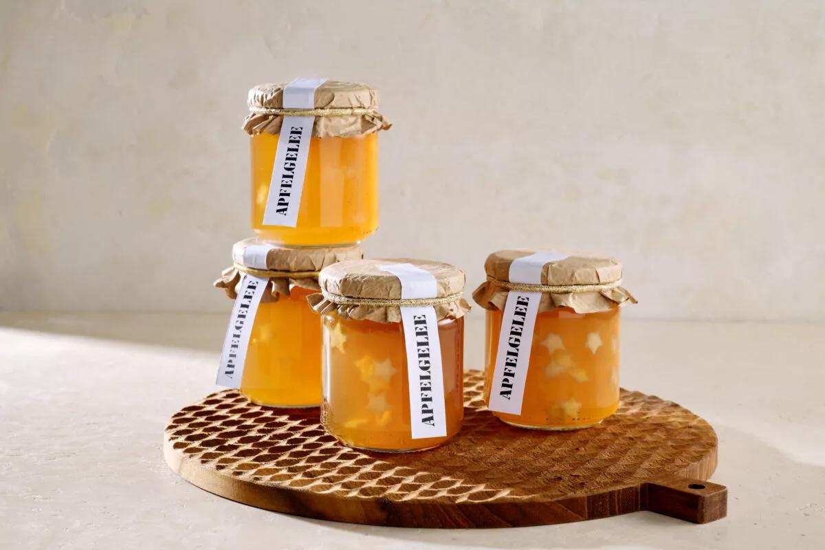 Apfelgelee. Das fertige Gericht schön angerichtet und fotografiert aus Vogelperspektive (Food Fotografie). Serviervorschlag, Original Tiptopf Rezept, aus dem bekanntesten Kochbuch der Schweiz