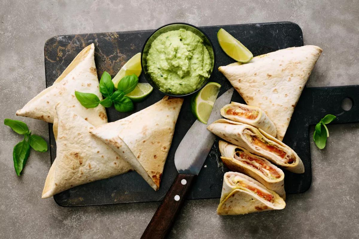 Tortilla-Dreiecke. Das fertige Gericht schön angerichtet und fotografiert aus Vogelperspektive (Food Fotografie). Serviervorschlag, Original Tiptopf Rezept, aus dem bekanntesten Kochbuch der Schweiz