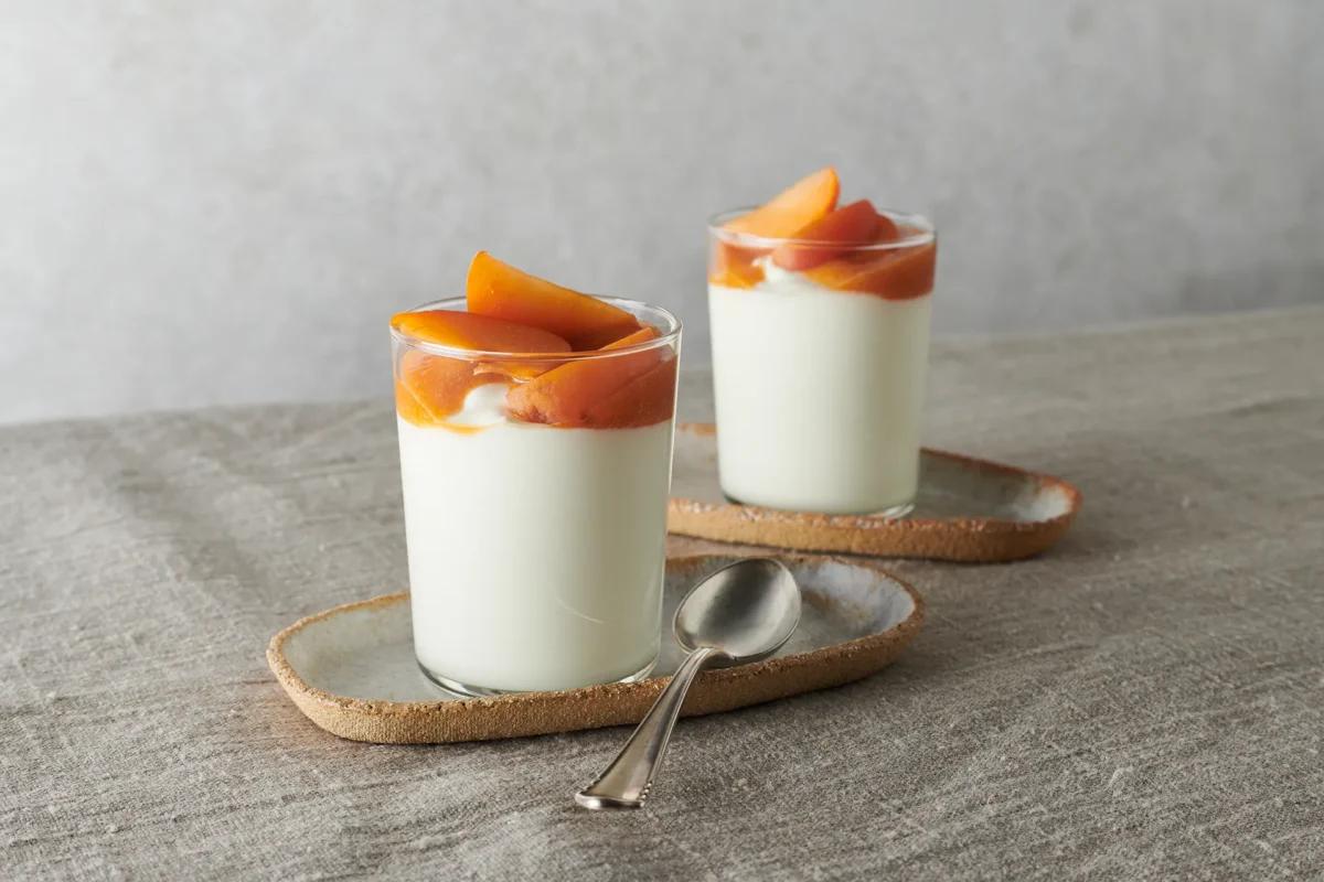 Joghurtköpfli. Das fertige Gericht schön angerichtet und fotografiert aus Vogelperspektive (Food Fotografie). Serviervorschlag, Original Tiptopf Rezept, aus dem bekanntesten Kochbuch der Schweiz