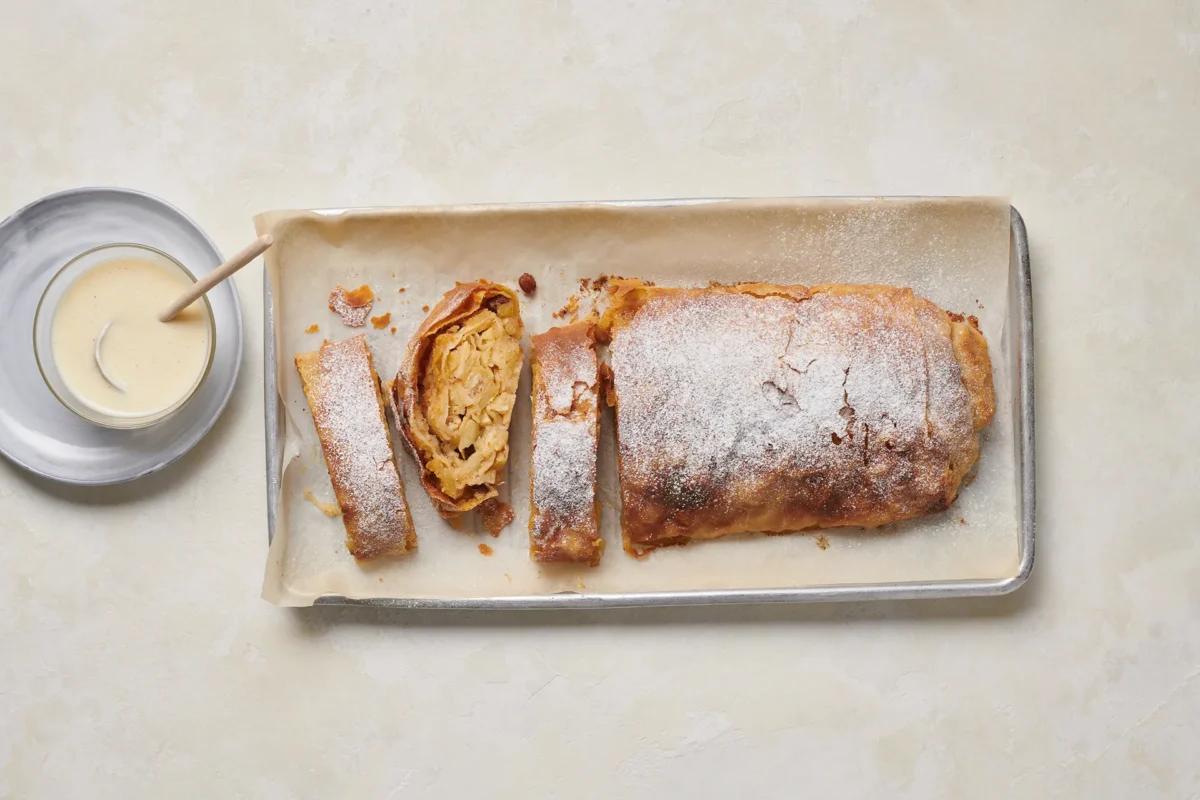 Apfelstrudel. Das fertige Gericht schön angerichtet und fotografiert aus Vogelperspektive (Food Fotografie). Serviervorschlag, Original Tiptopf Rezept, aus dem bekanntesten Kochbuch der Schweiz