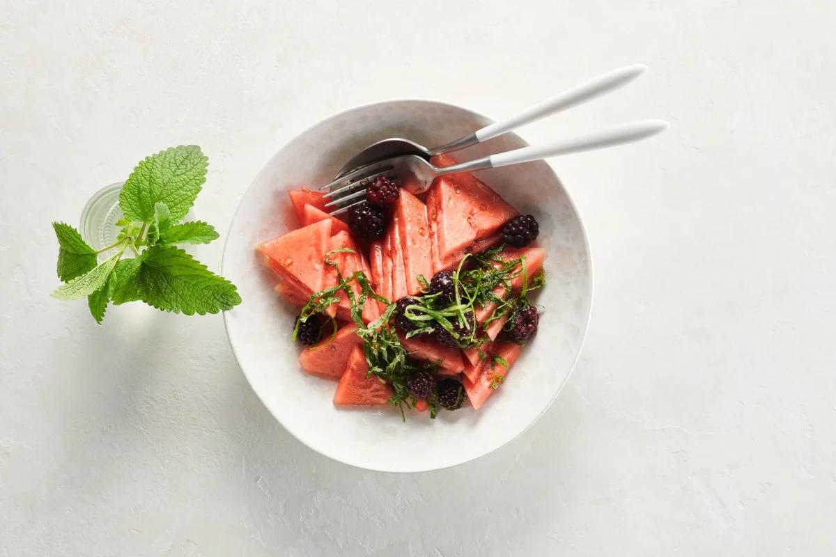 Melonensalat. Das fertige Gericht schön angerichtet und fotografiert aus Vogelperspektive (Food Fotografie). Serviervorschlag, Original Tiptopf Rezept, aus dem bekanntesten Kochbuch der Schweiz