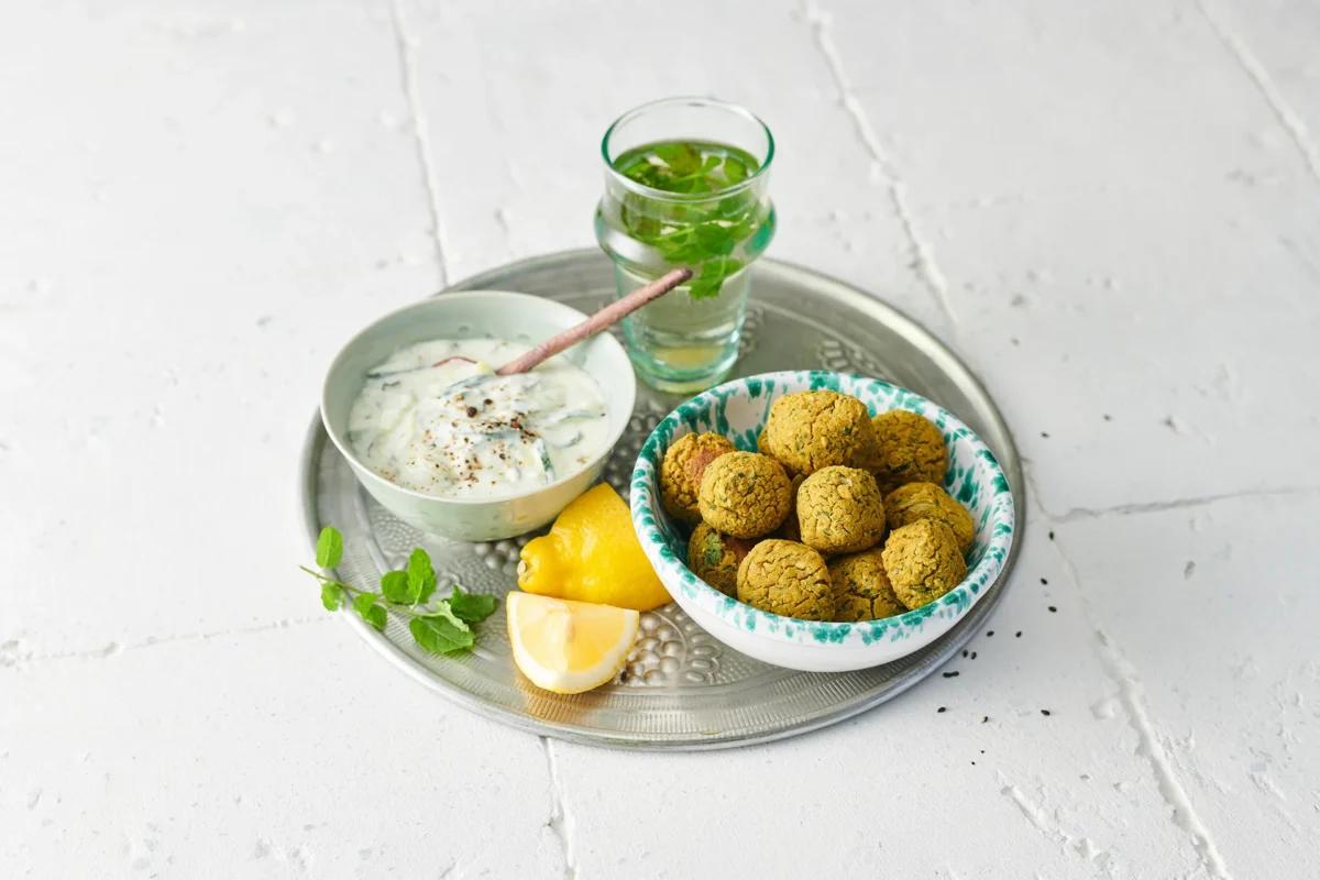 Falafel. Das fertige Gericht schön angerichtet und fotografiert aus Vogelperspektive (Food Fotografie). Serviervorschlag, Original Tiptopf Rezept, aus dem bekanntesten Kochbuch der Schweiz