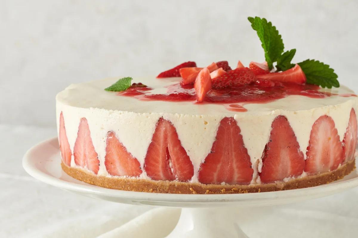 Quarktorte mit Erdbeeren. Das fertige Gericht schön angerichtet und fotografiert aus Vogelperspektive (Food Fotografie). Serviervorschlag, Original Tiptopf Rezept, aus dem bekanntesten Kochbuch der Schweiz