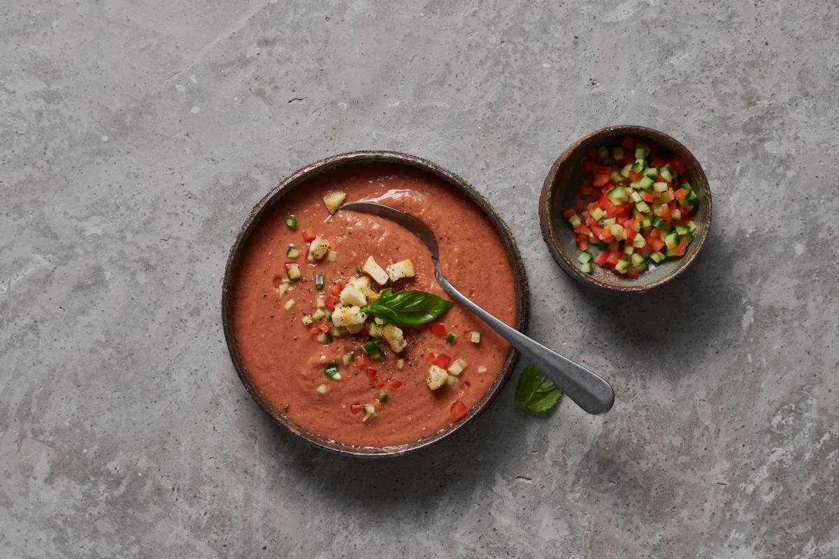 Gazpacho. Das fertige Gericht schön angerichtet und fotografiert aus Vogelperspektive (Food Fotografie). Serviervorschlag, Original Tiptopf Rezept, aus dem bekanntesten Kochbuch der Schweiz