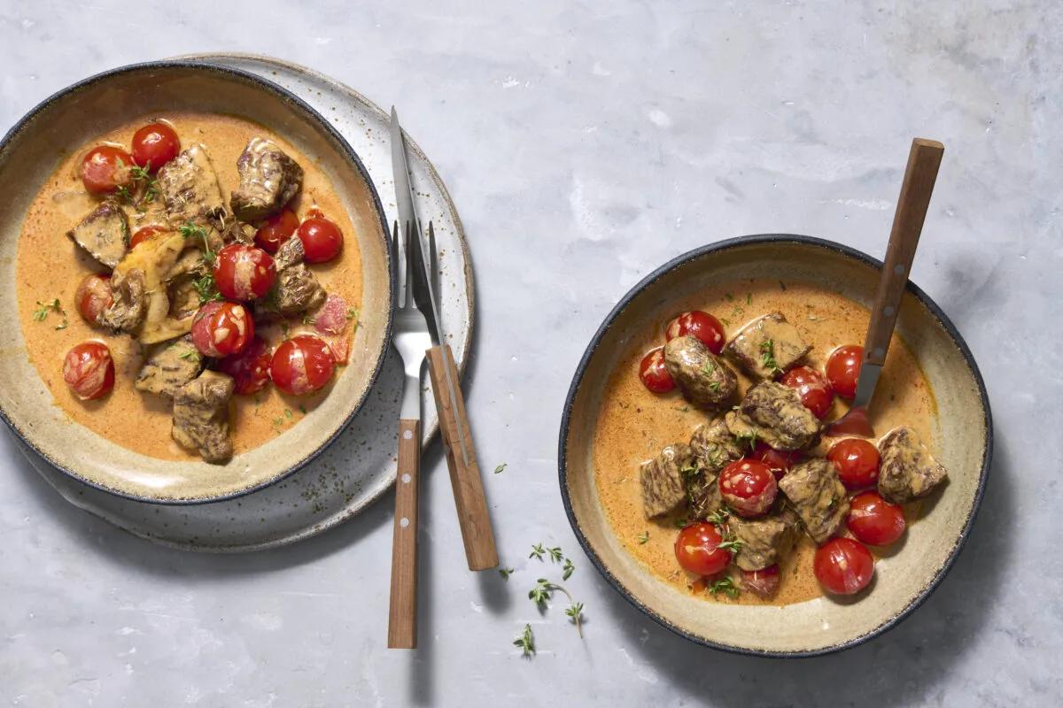 Sommervoressen. Das fertige Gericht schön angerichtet und fotografiert aus Vogelperspektive (Food Fotografie). Serviervorschlag, Original Tiptopf Rezept, aus dem bekanntesten Kochbuch der Schweiz