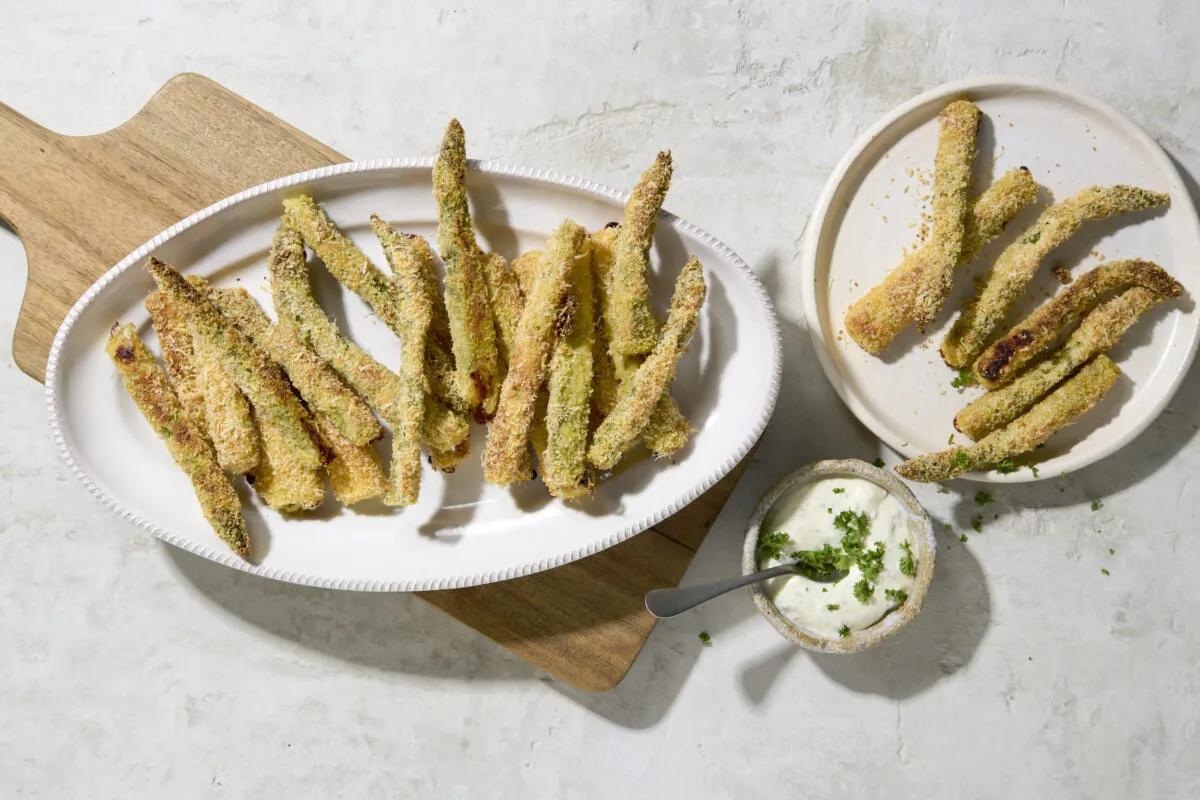 Spargelpommes. Das fertige Gericht schön angerichtet und fotografiert aus Vogelperspektive (Food Fotografie). Serviervorschlag, Original Tiptopf Rezept, aus dem bekanntesten Kochbuch der Schweiz