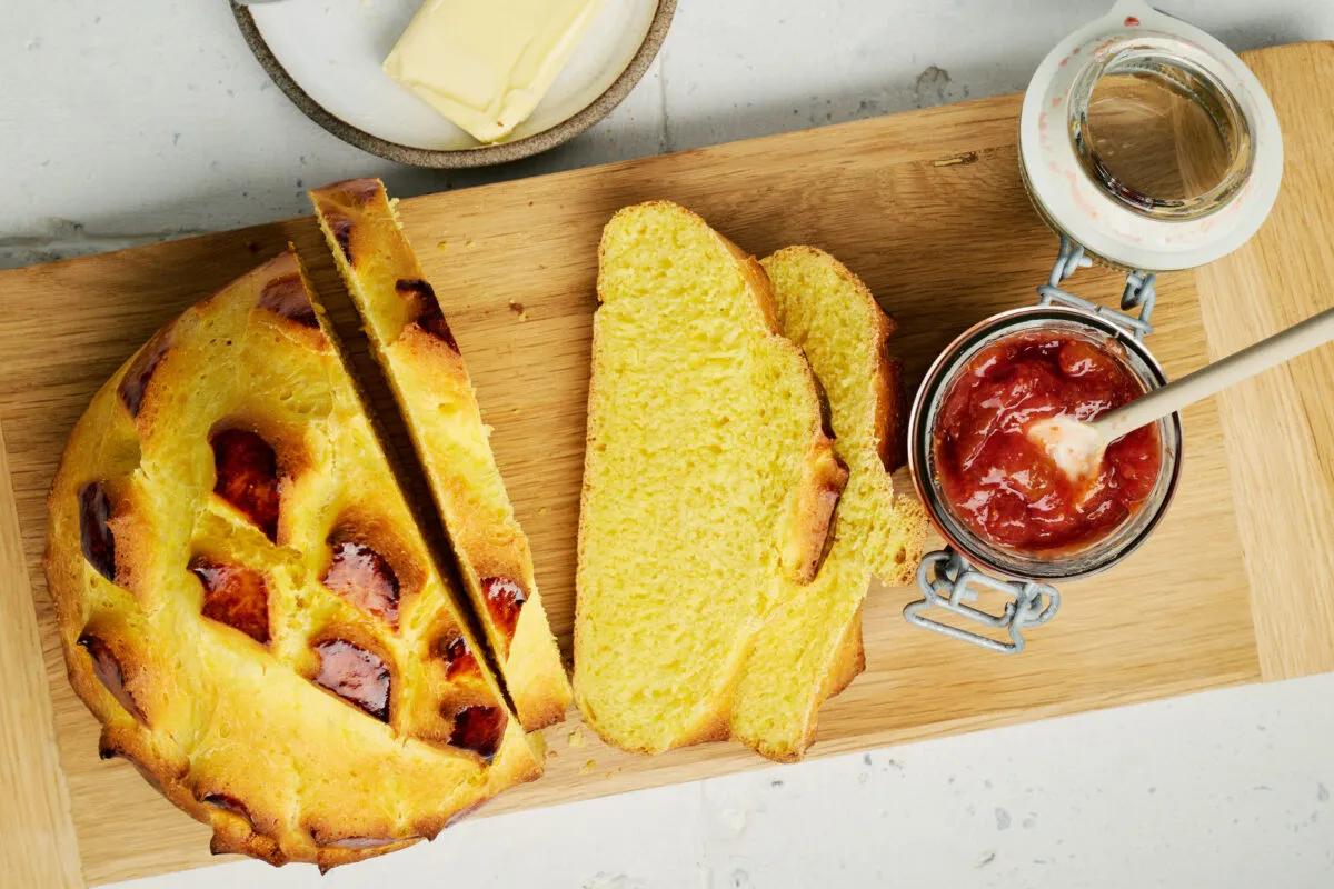 Safranbrot. Das fertige Gericht schön angerichtet und fotografiert aus Vogelperspektive (Food Fotografie). Serviervorschlag, Original Tiptopf Rezept, aus dem bekanntesten Kochbuch der Schweiz