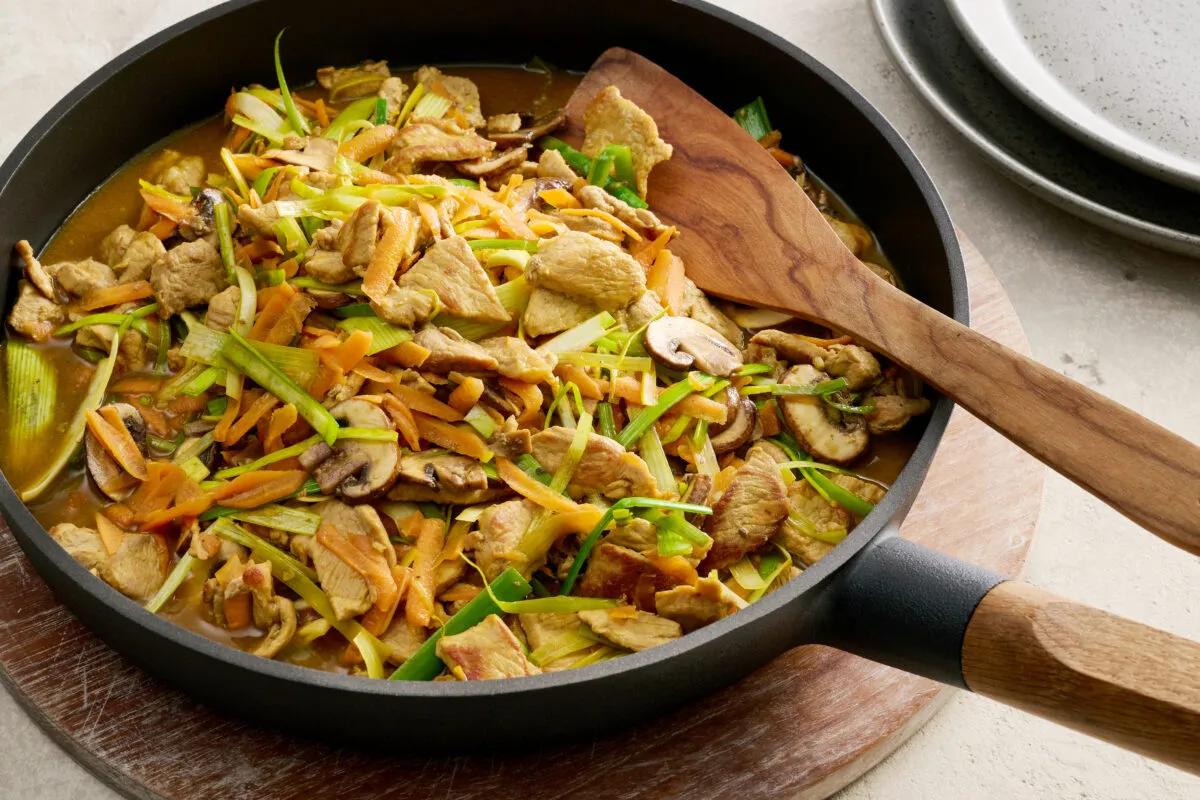 Geschnetzeltes Jardinière. Das fertige Gericht schön angerichtet und fotografiert aus Vogelperspektive (Food Fotografie). Serviervorschlag, Original Tiptopf Rezept, aus dem bekanntesten Kochbuch der Schweiz