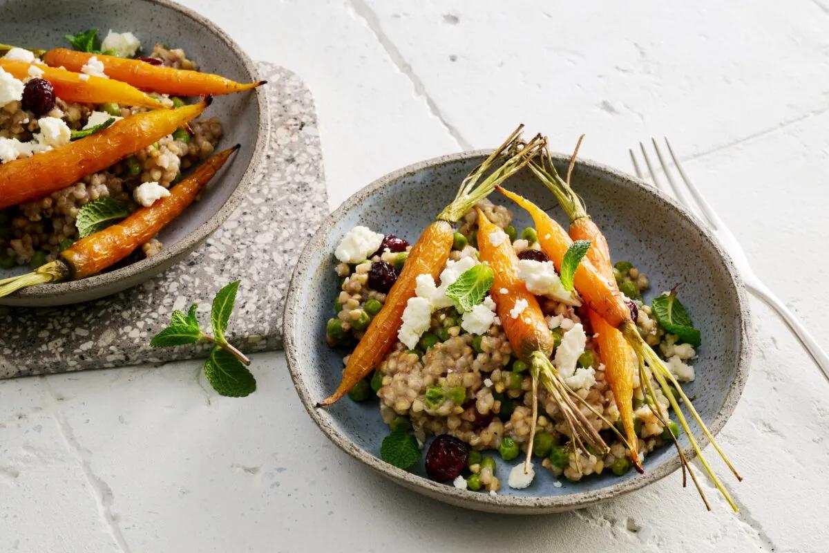 Salat aus Buchweizen mit Rüebli. Das fertige Gericht schön angerichtet und fotografiert aus Vogelperspektive (Food Fotografie). Serviervorschlag, Original Tiptopf Rezept, aus dem bekanntesten Kochbuch der Schweiz