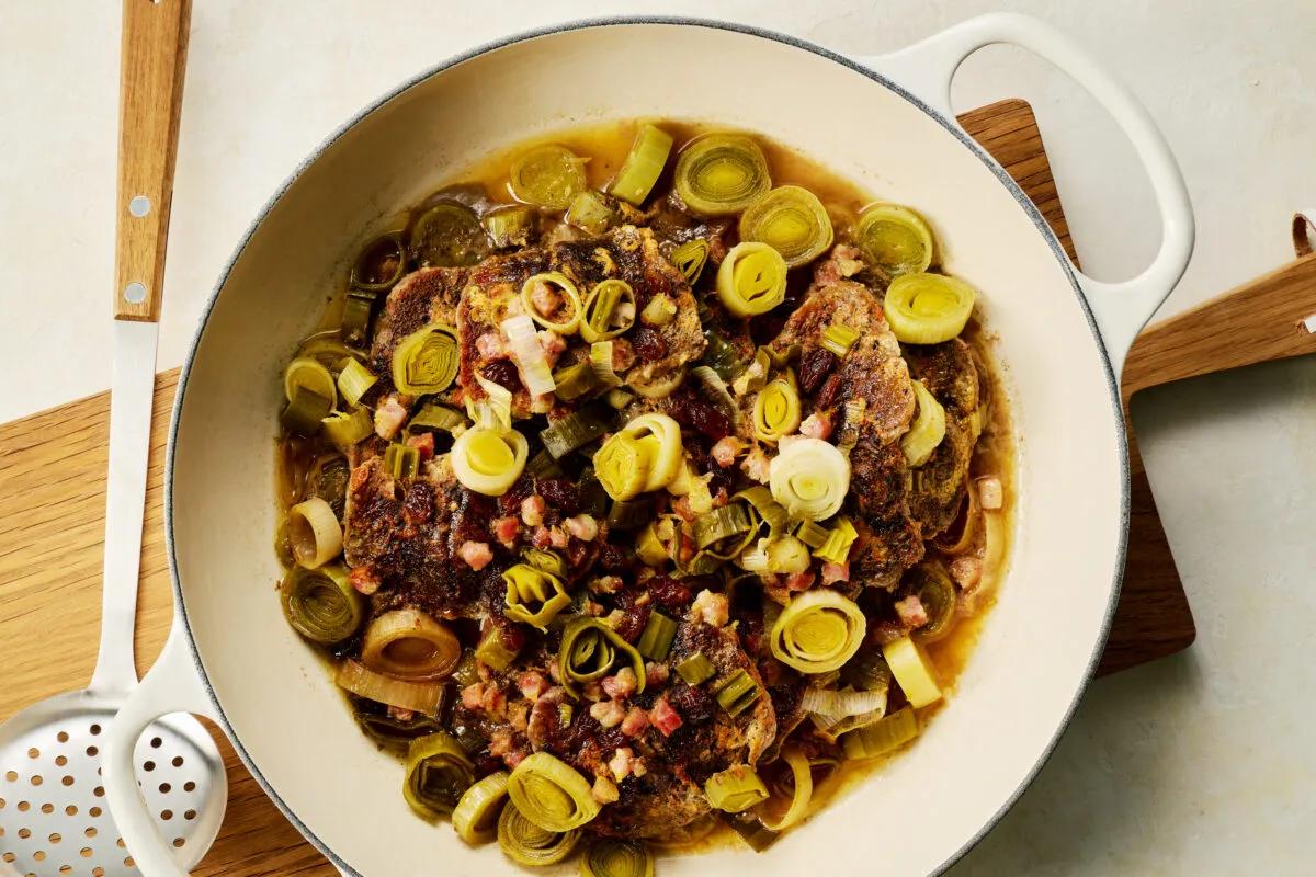 Saftplätzli mit Zitronenlauch. Das fertige Gericht schön angerichtet und fotografiert aus Vogelperspektive (Food Fotografie). Serviervorschlag, Original Tiptopf Rezept, aus dem bekanntesten Kochbuch der Schweiz