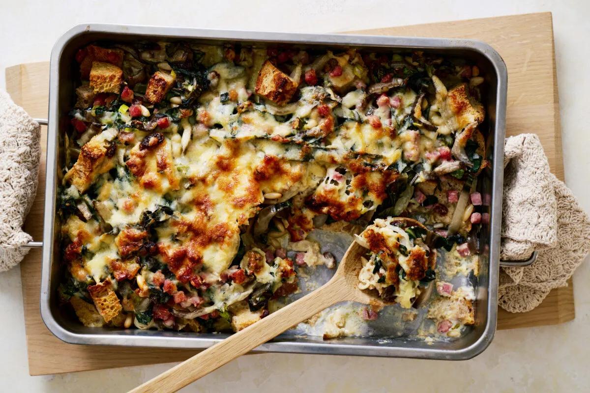 Krautstielgratin. Das fertige Gericht schön angerichtet und fotografiert aus Vogelperspektive (Food Fotografie). Serviervorschlag, Original Tiptopf Rezept, aus dem bekanntesten Kochbuch der Schweiz