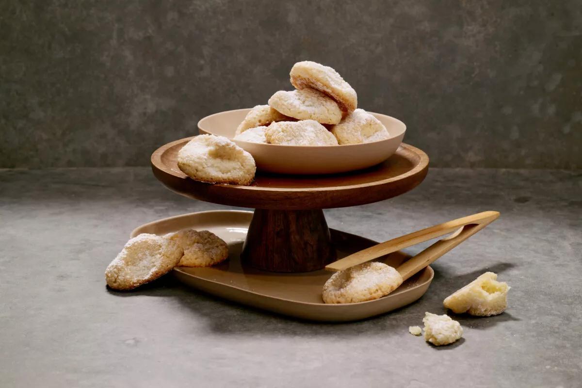 Amaretti. Das fertige Gericht schön angerichtet und fotografiert aus Vogelperspektive (Food Fotografie). Serviervorschlag, Original Tiptopf Rezept, aus dem bekanntesten Kochbuch der Schweiz